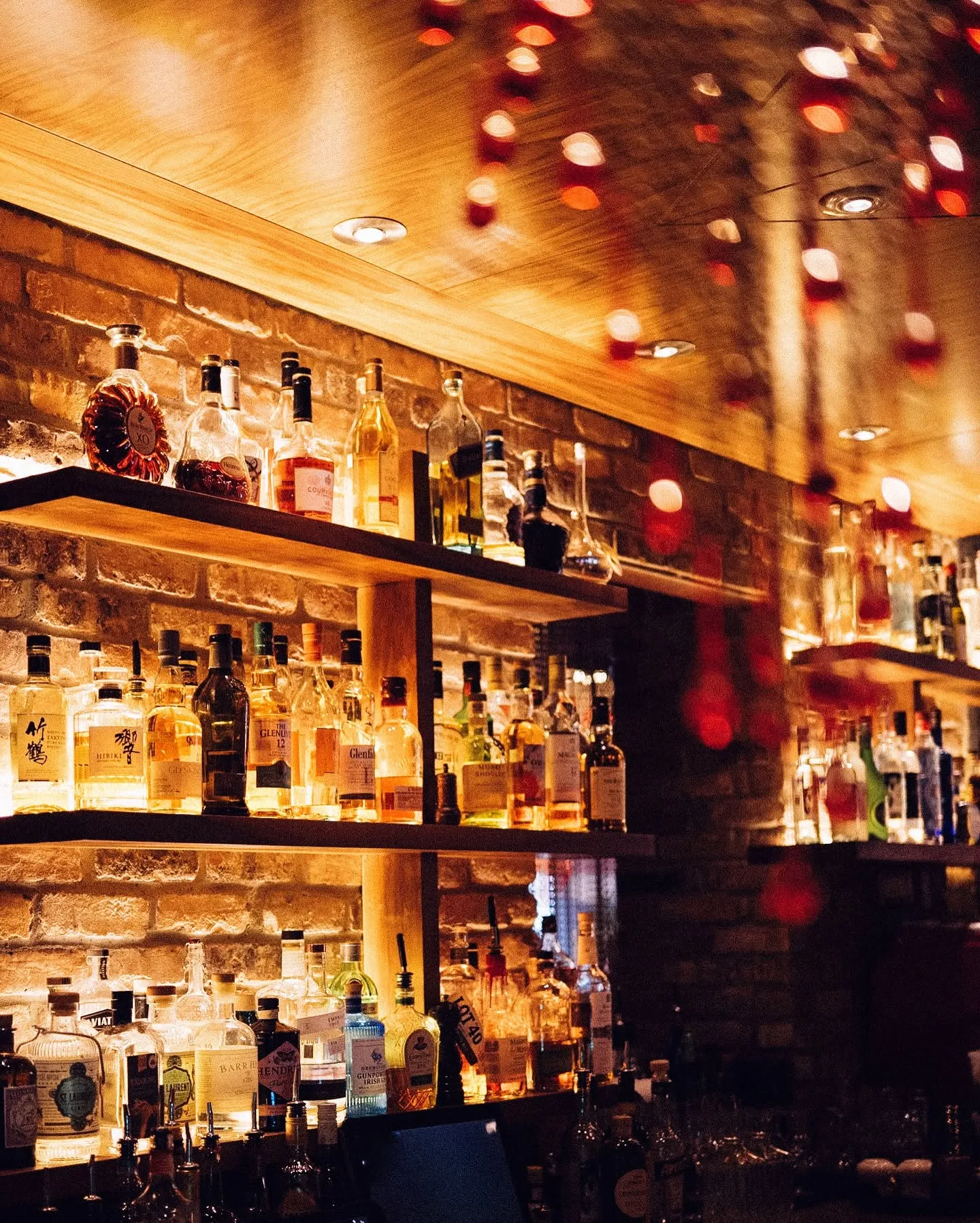 Le bar sous ses guirlandes de lumières rouges