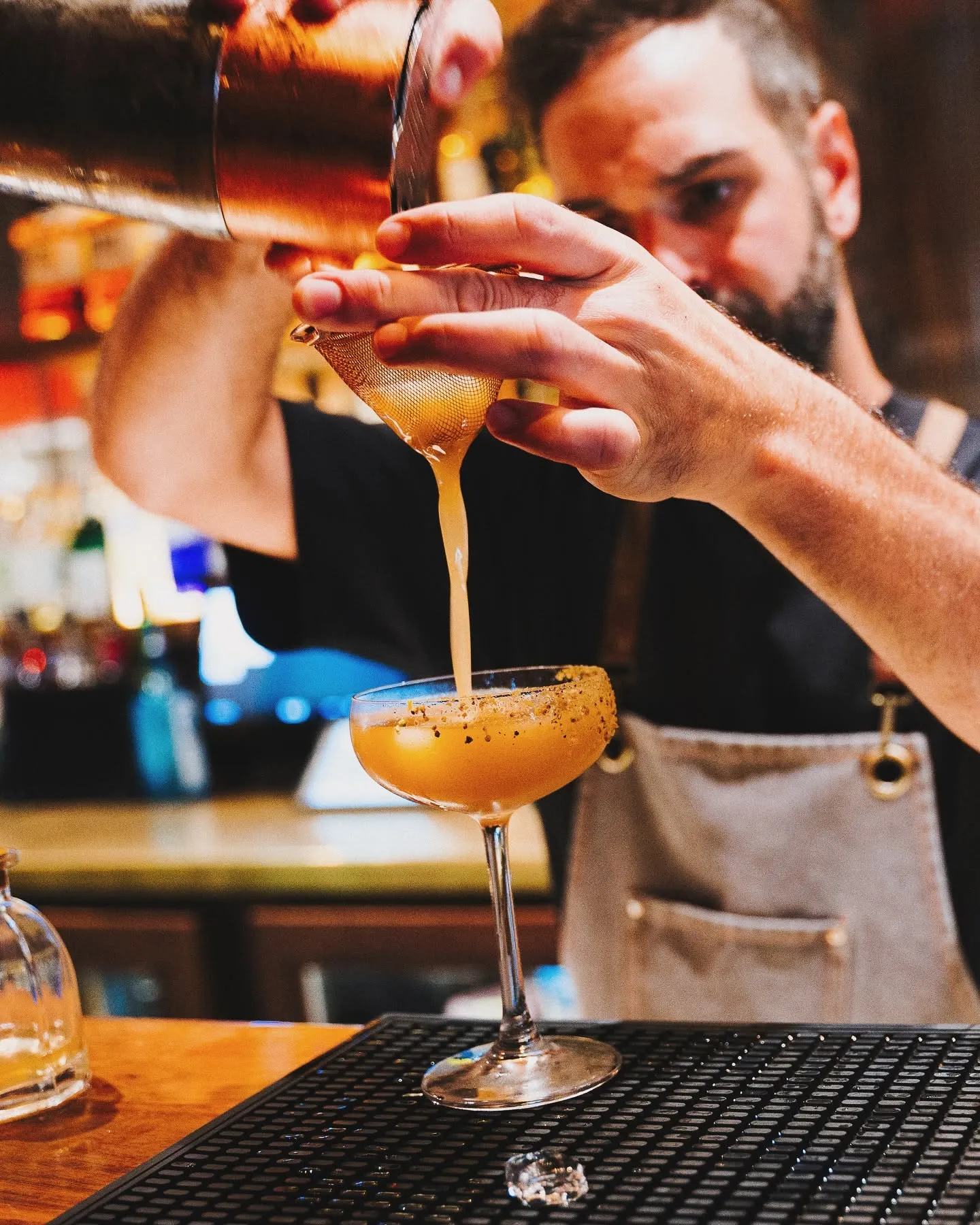 Le barman verse un cocktail