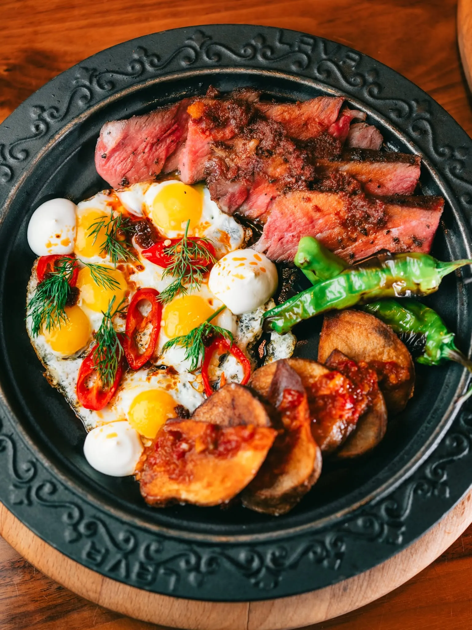 Faux-filet grillé et œufs ottomans au brunch