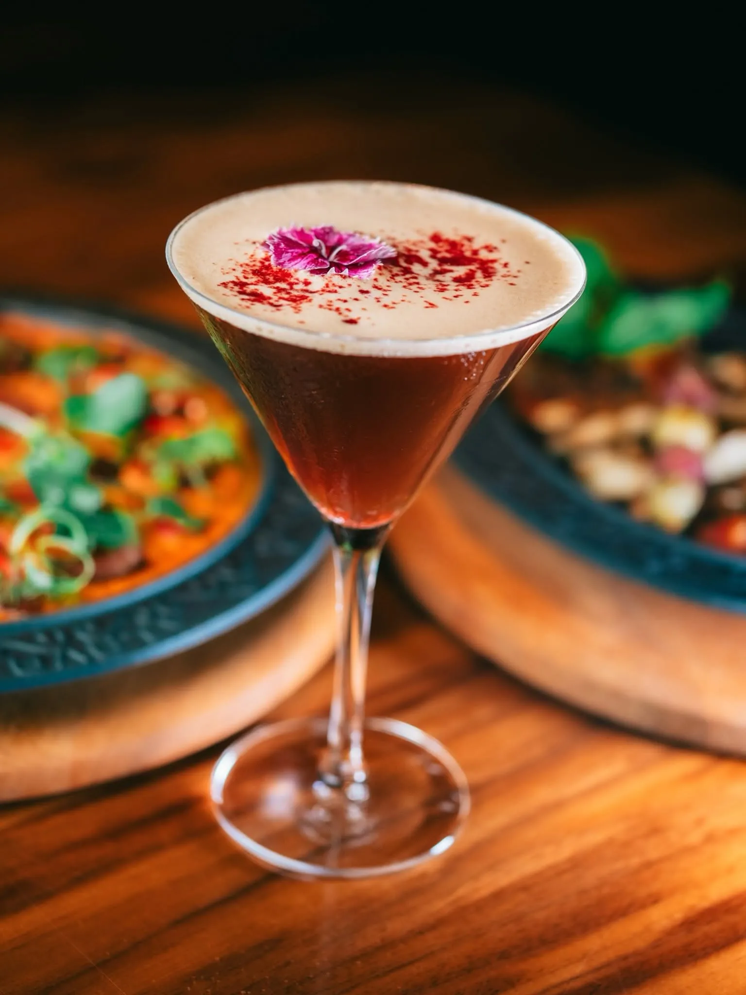 Cocktail garni de pétales de rose