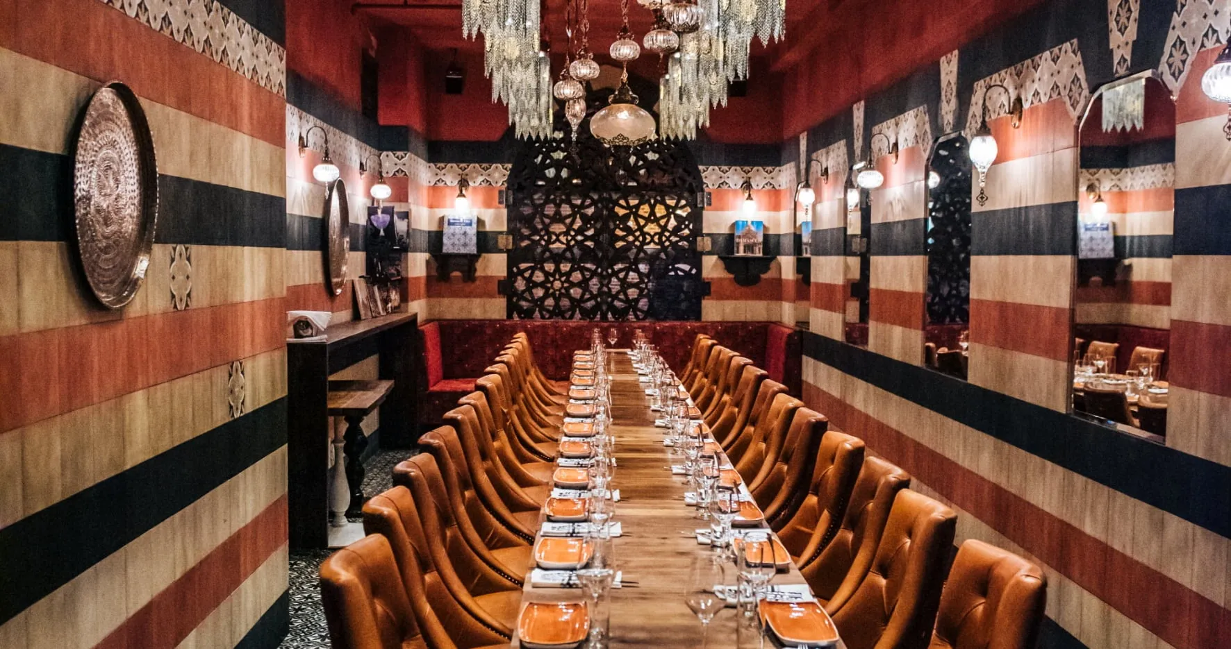 Salon privé dressé pour une longue tablée