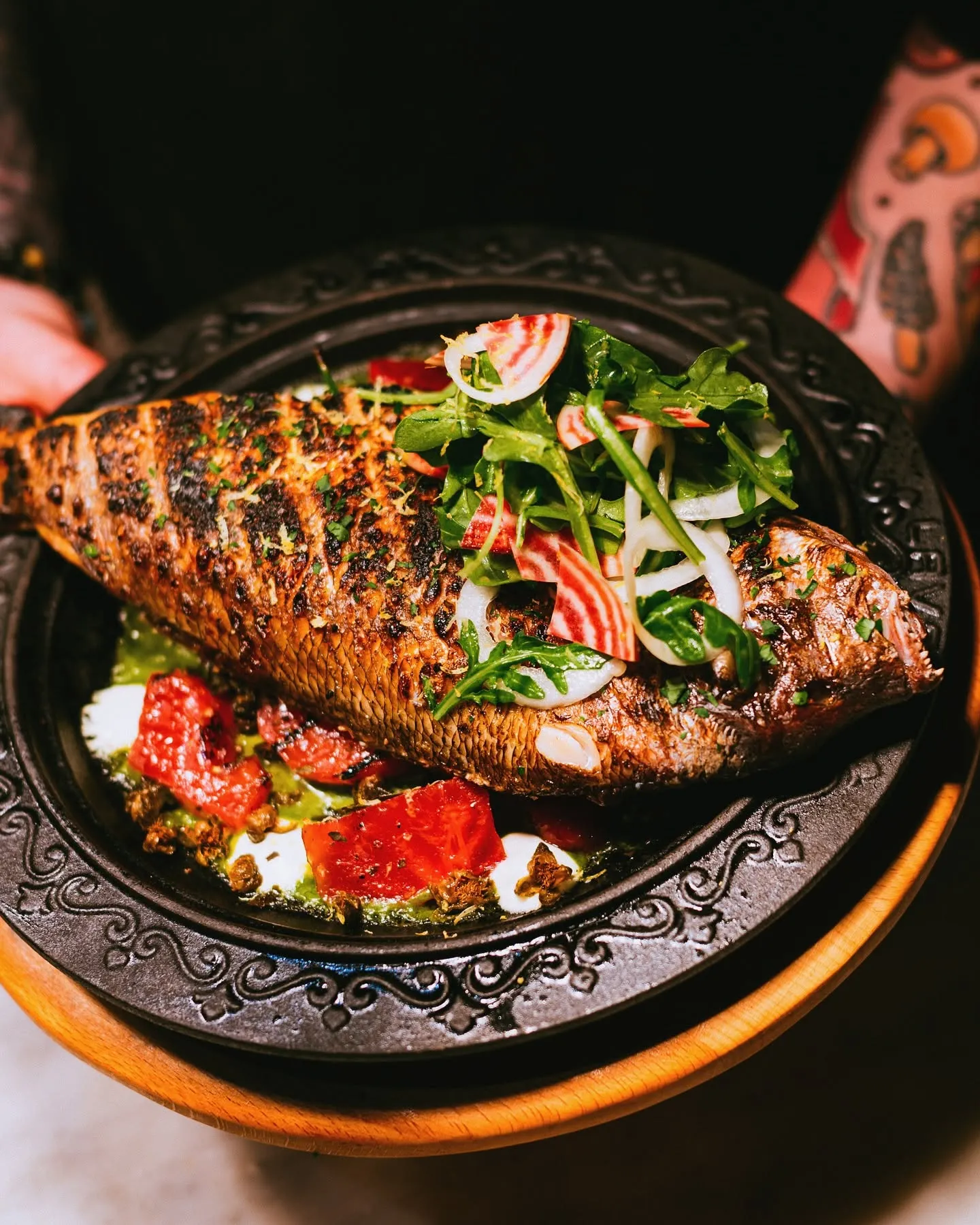 Poisson entier grillé aux herbes