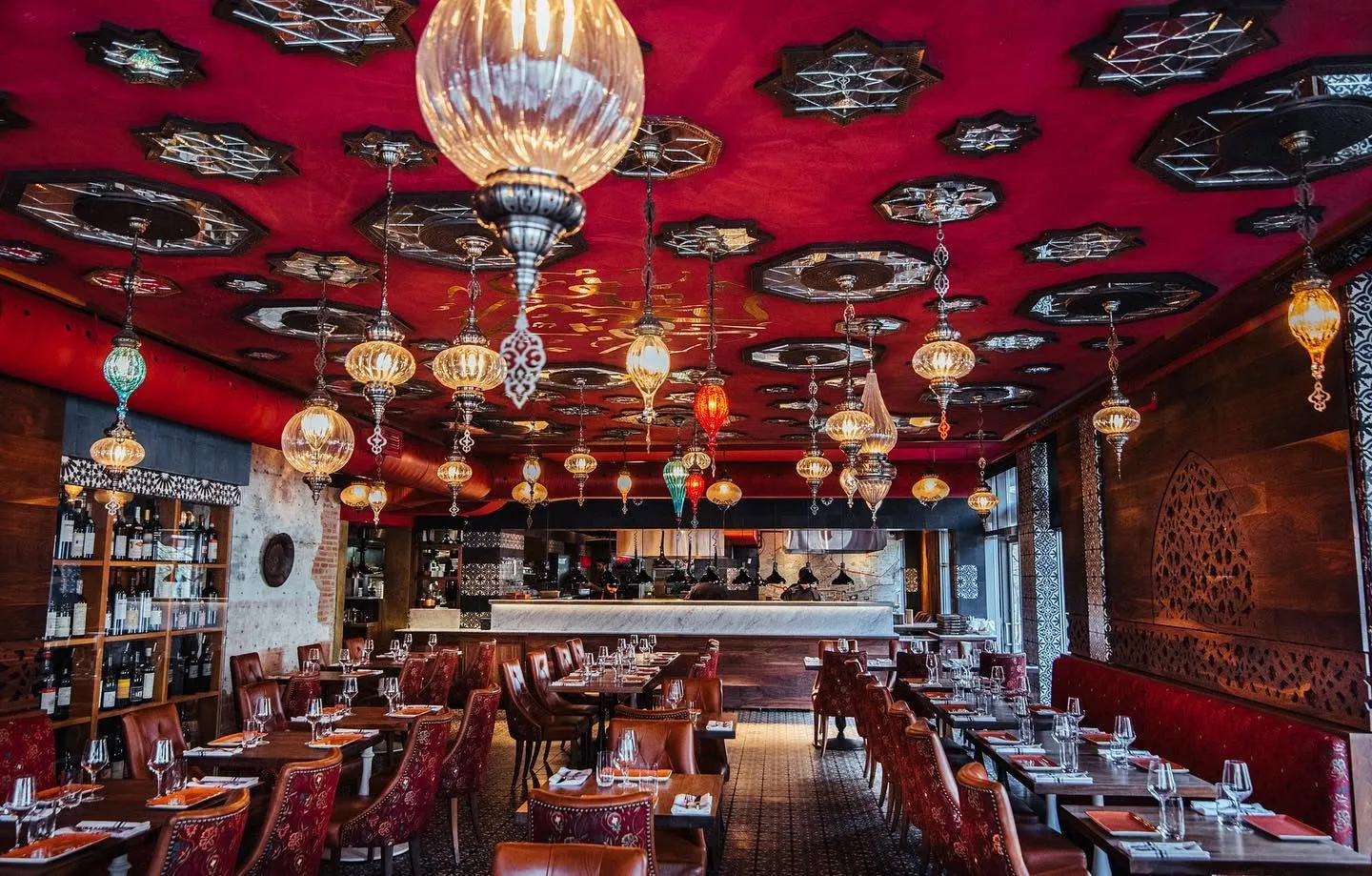 Le plafond rouge constellé de lanternes