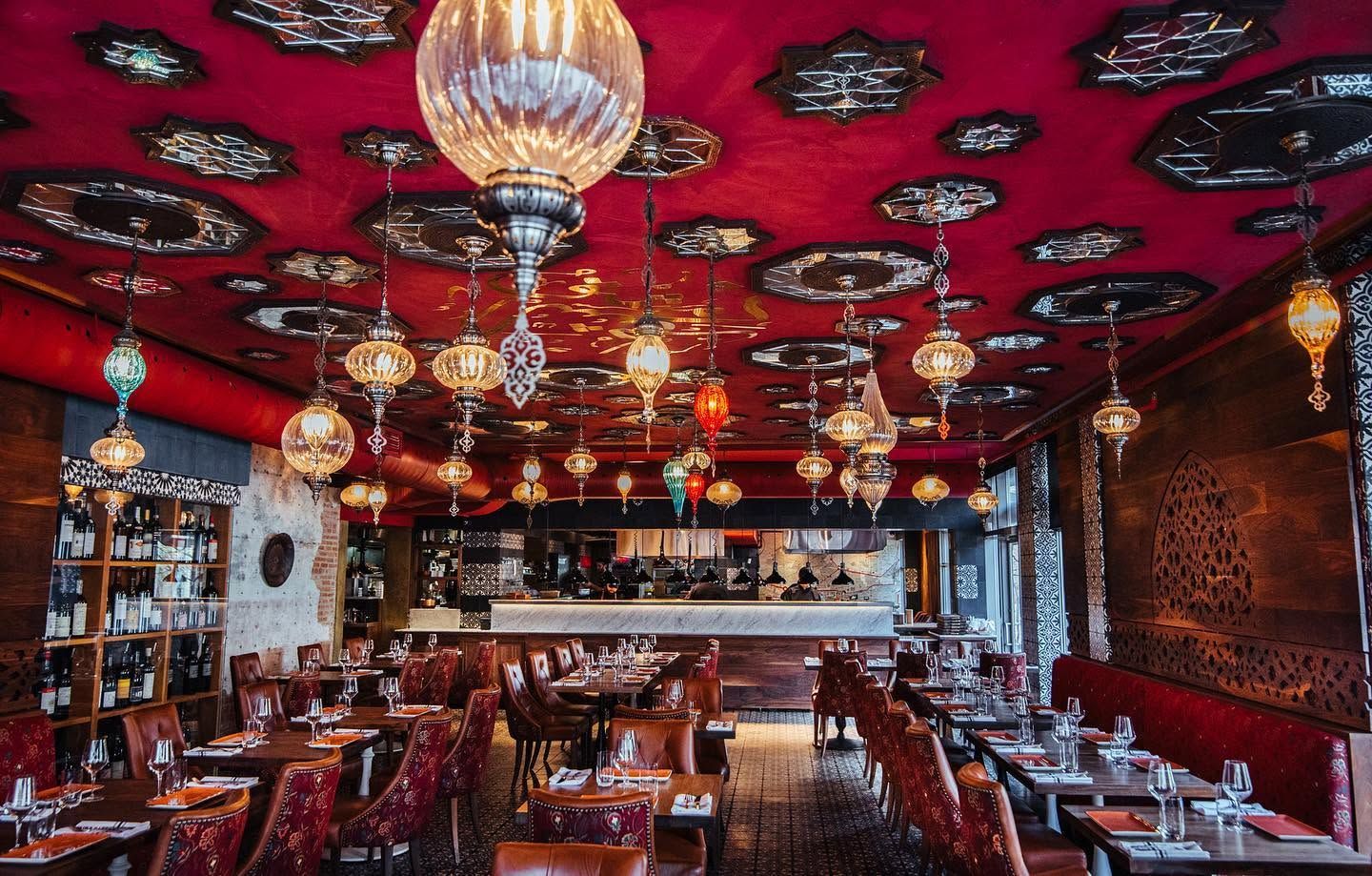 La grande salle de Damas sous son plafond rouge et ses lanternes de verre ciselé